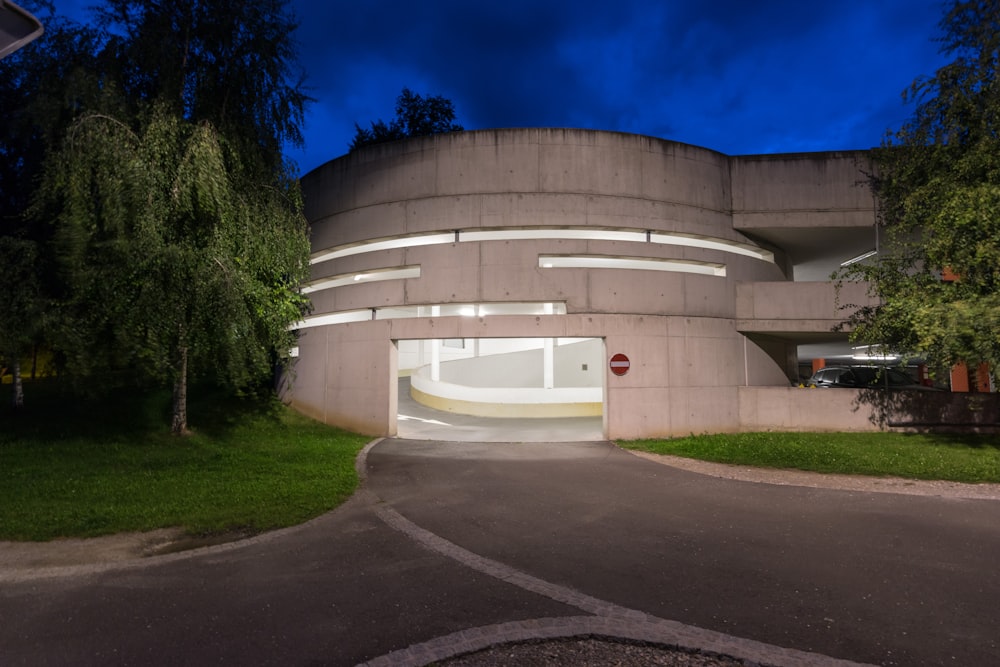 fotografia de edifício de concreto cinza durante a noite