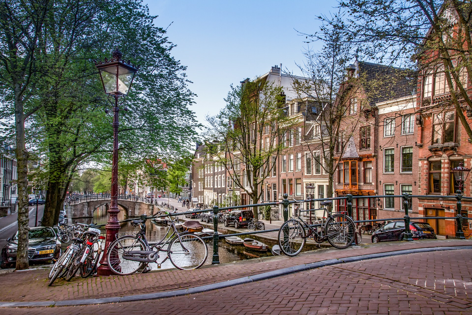 black and white bed linen