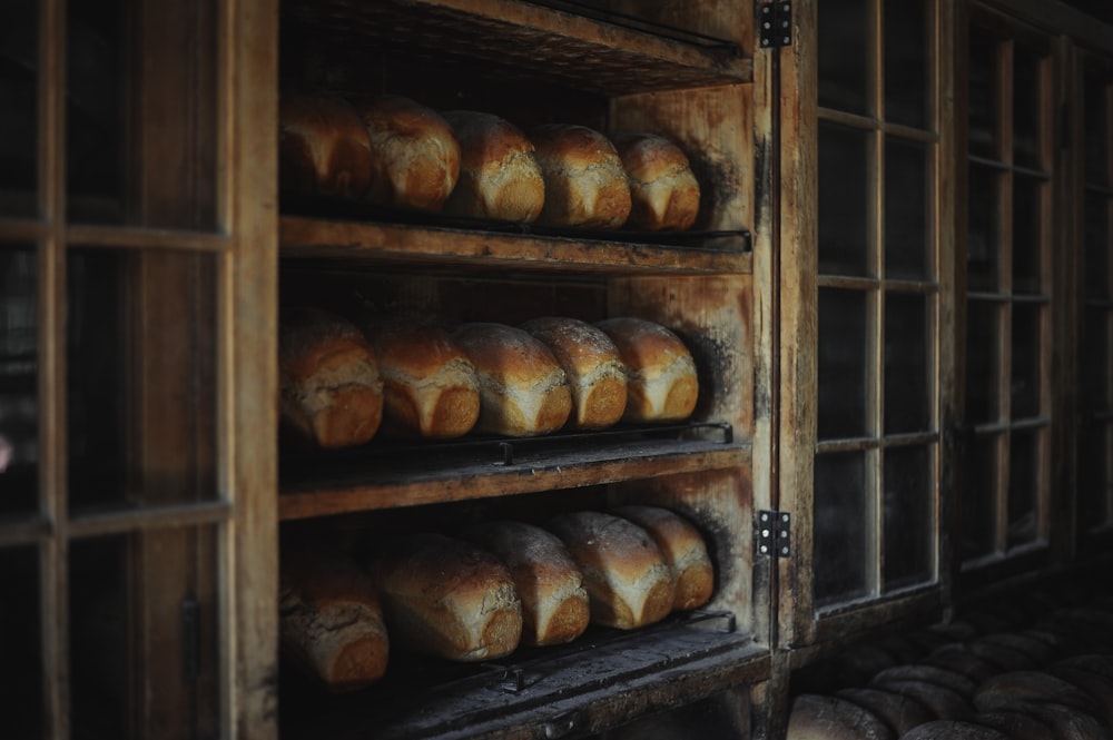 Braunbrote auf braunem Holzschrank