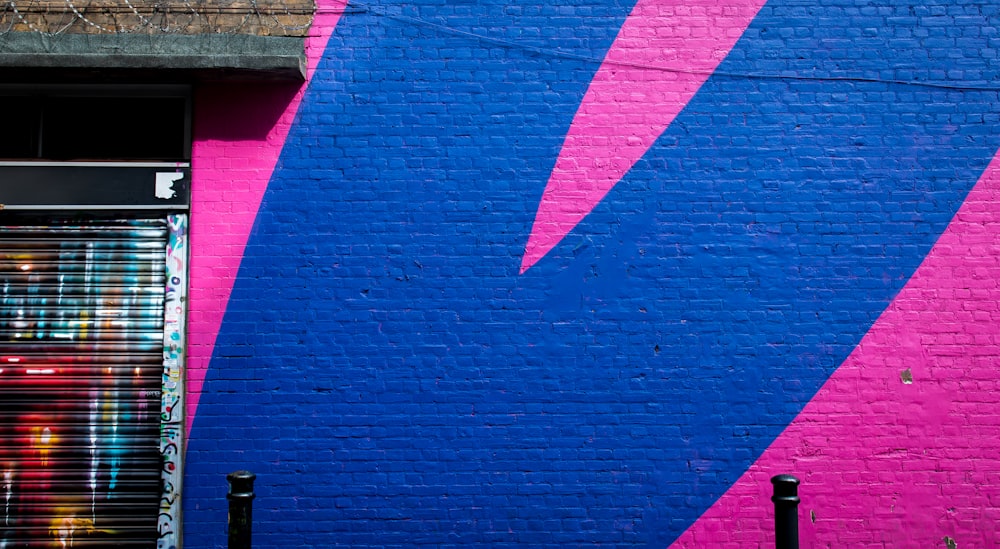 青とピンクの商業店舗の壁