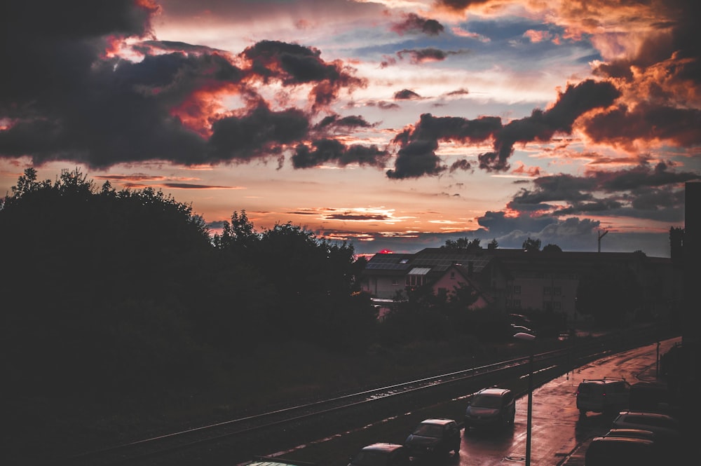 Silhouette von Bäumen und Gebäuden bei Sonnenuntergang