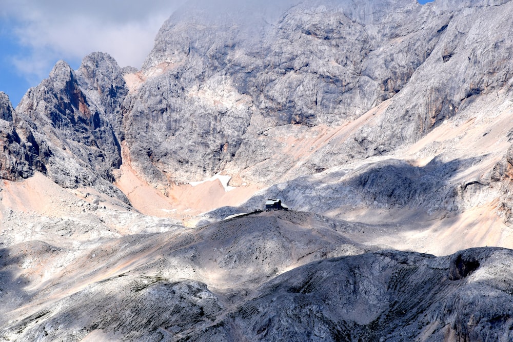 Montagne grise sous le ciel bleu le jour