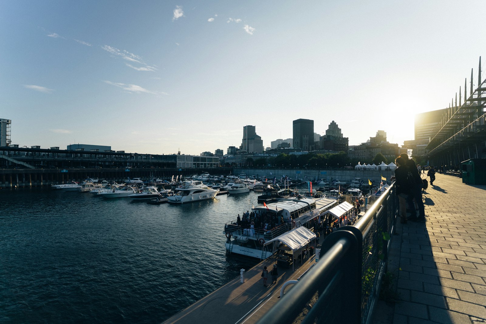 ZEISS Batis 18mm F2.8 sample photo. Two people looking at photography