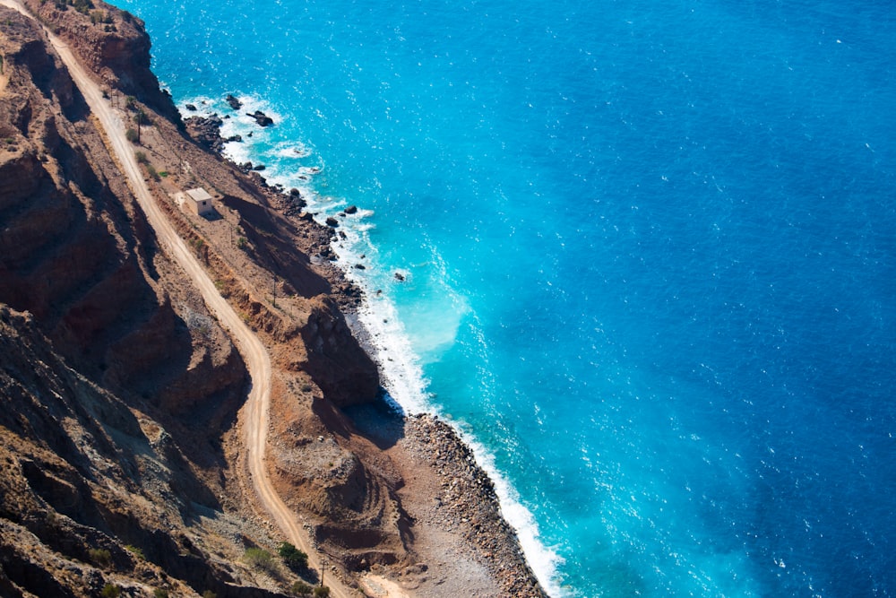 Fotografia aérea de penhasco perto do mar