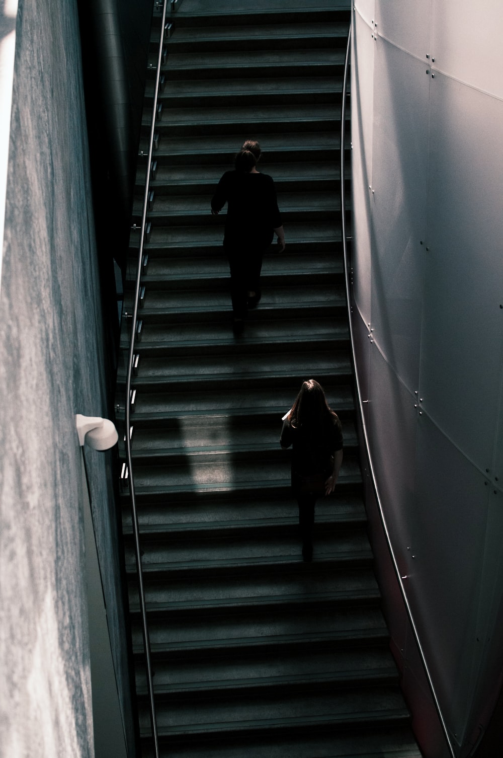 zwei Frauen gehen die Treppe hinauf