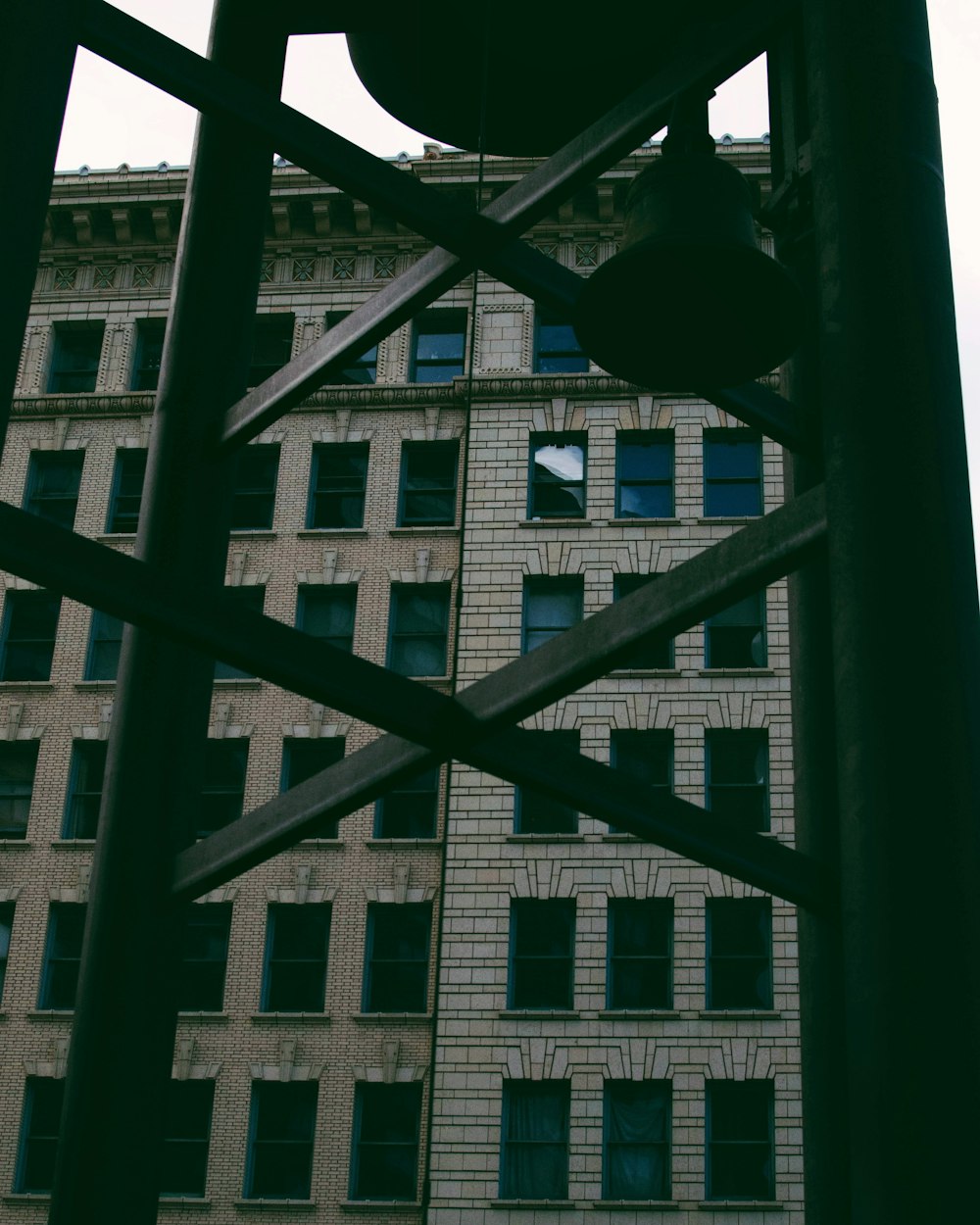 Edificio de hormigón gris durante el día