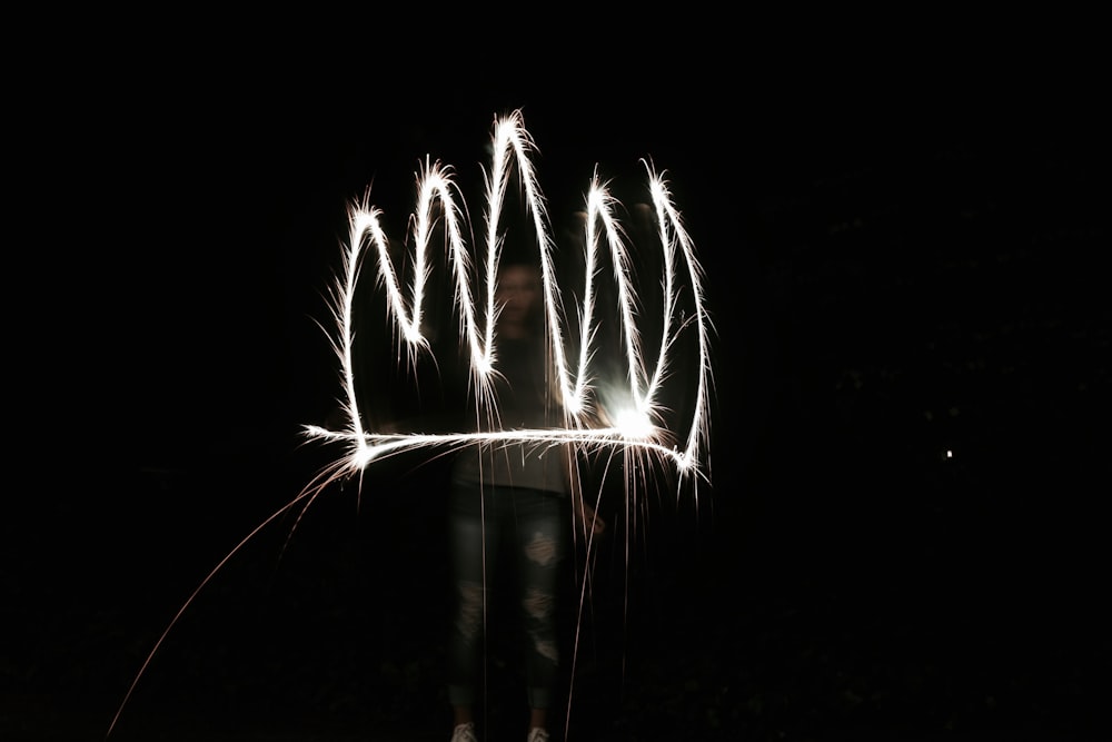 personne tenant des feux d’artifice