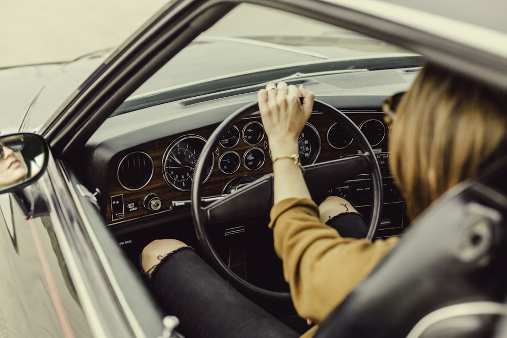 personne assise sur le siège du conducteur