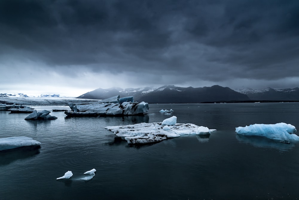 ghiacciaio vicino allo specchio d'acqua