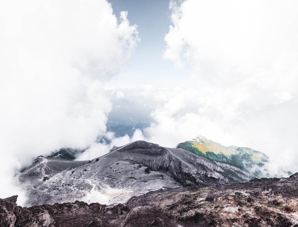 雲に囲まれた山の風景写真