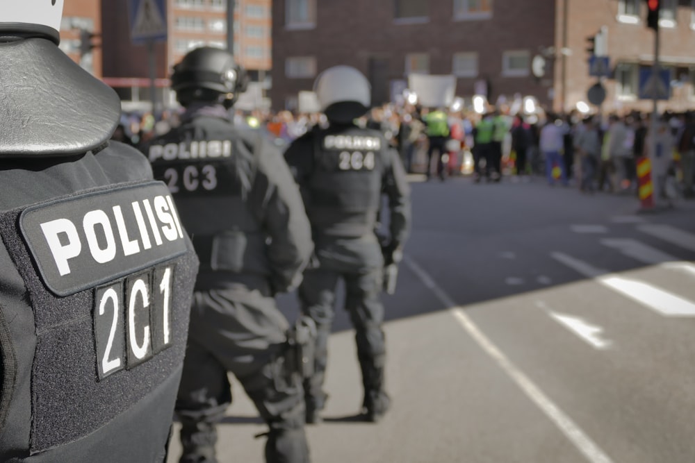 Policier debout au milieu de la route