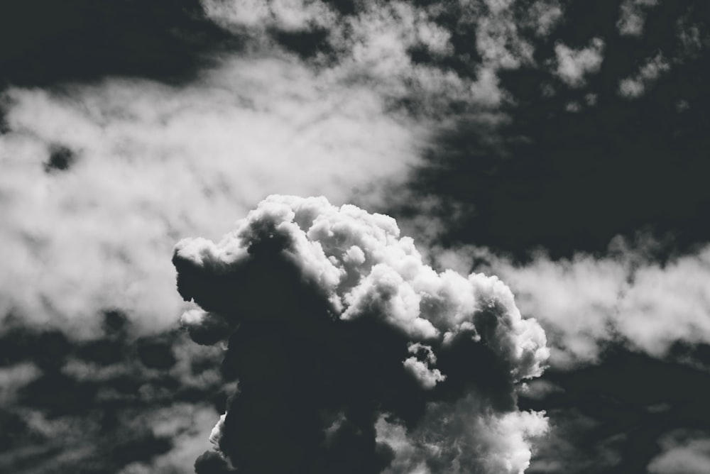 Fotografía en escala de grises de nubes