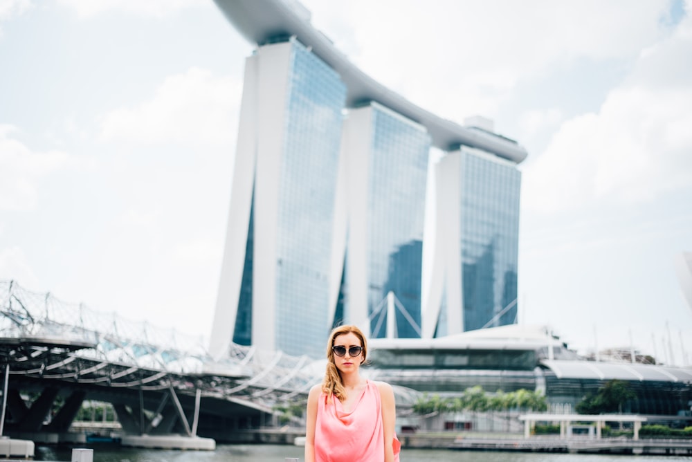 회색 콘크리트 구조물 앞에 서 있는 여자