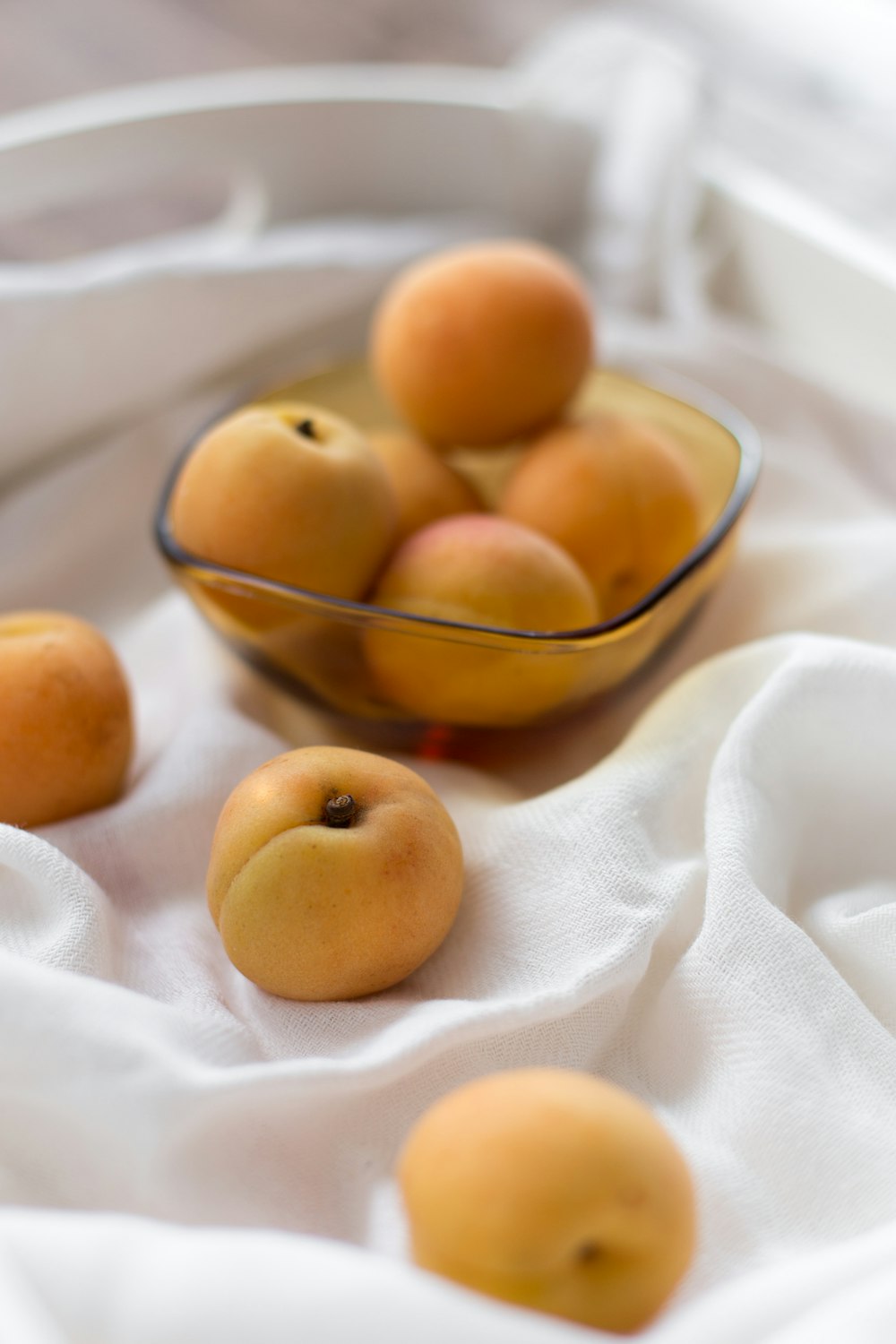 cacho de frutas em tigela de vidro transparente