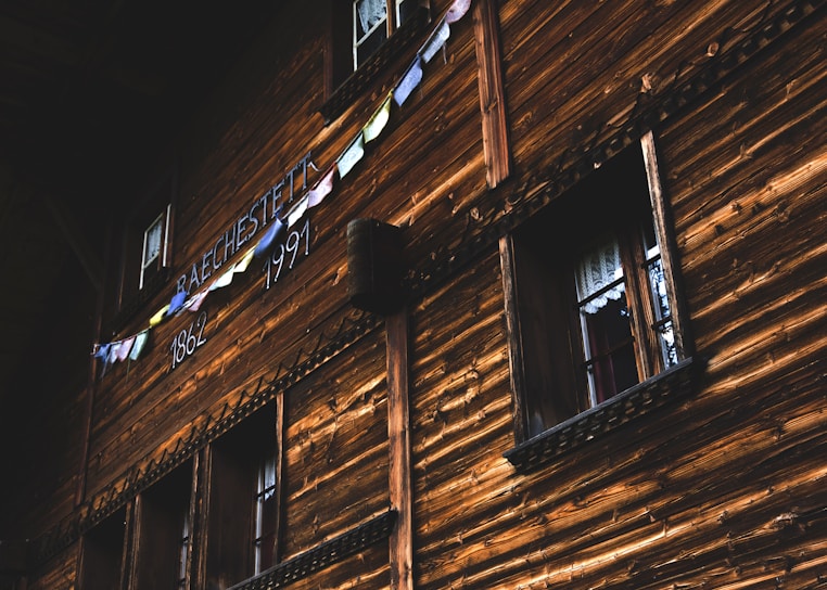 The original building of Shri Rangnathswami Nagri Sahakari Patsanstha taken during its founding year in 1989, bustling with community members.