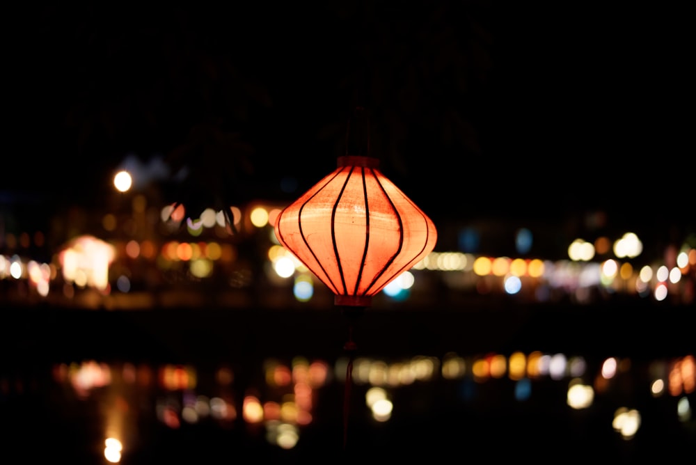 fotografia ravvicinata di lanterna a olio illuminata