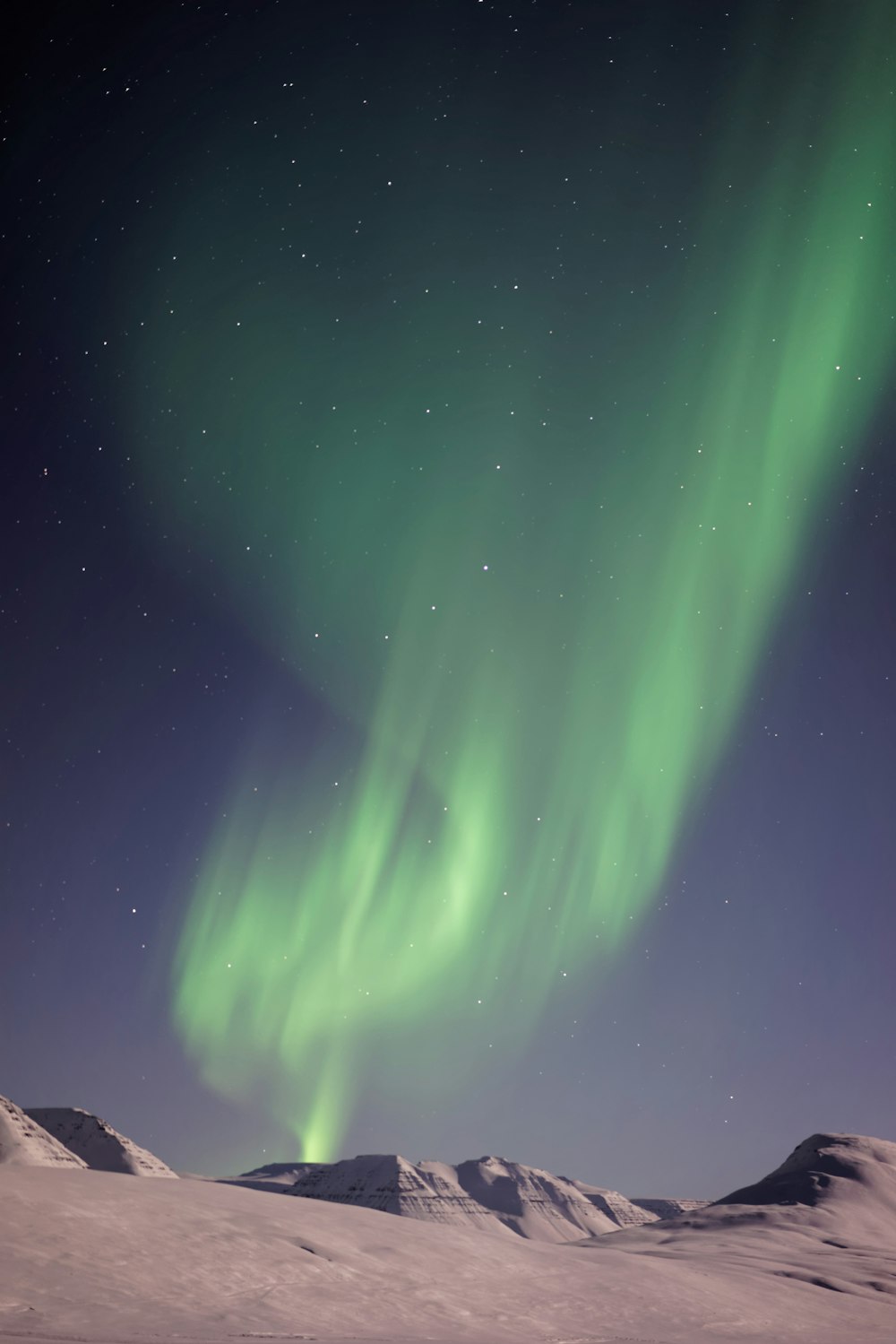 Aurora-Lichter über dem Berg