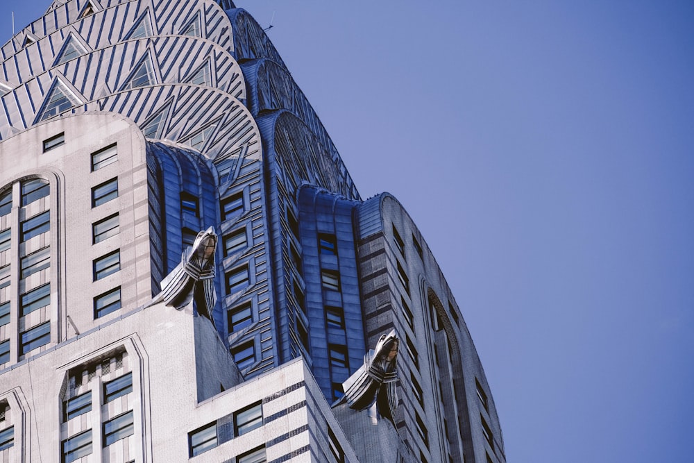 edificio in cemento grigio durante il giorno