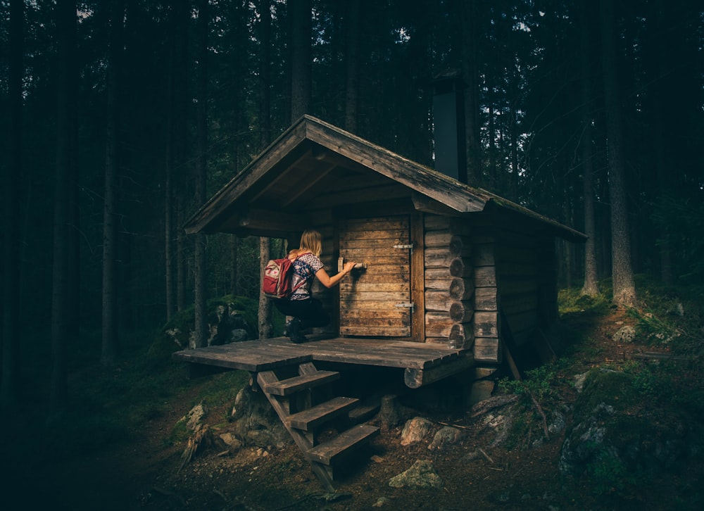 ragazza che bussa alla porta di legno