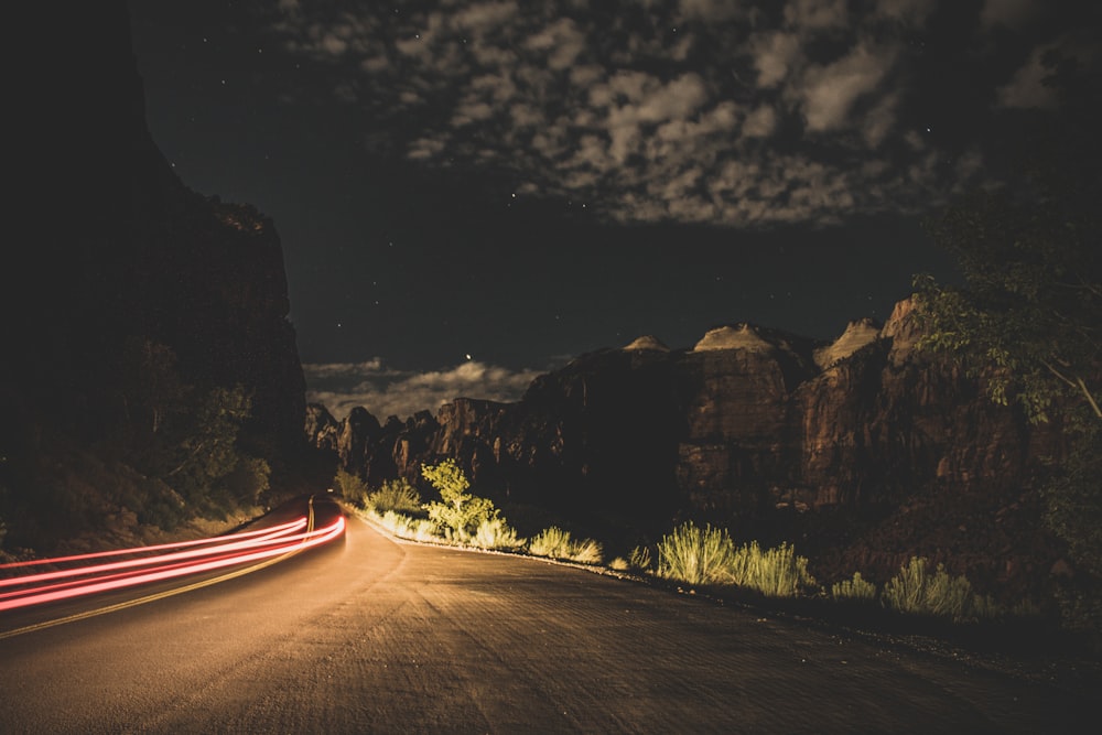 Fotografía de lapso de tiempo de carretera de asfalto gris en colina