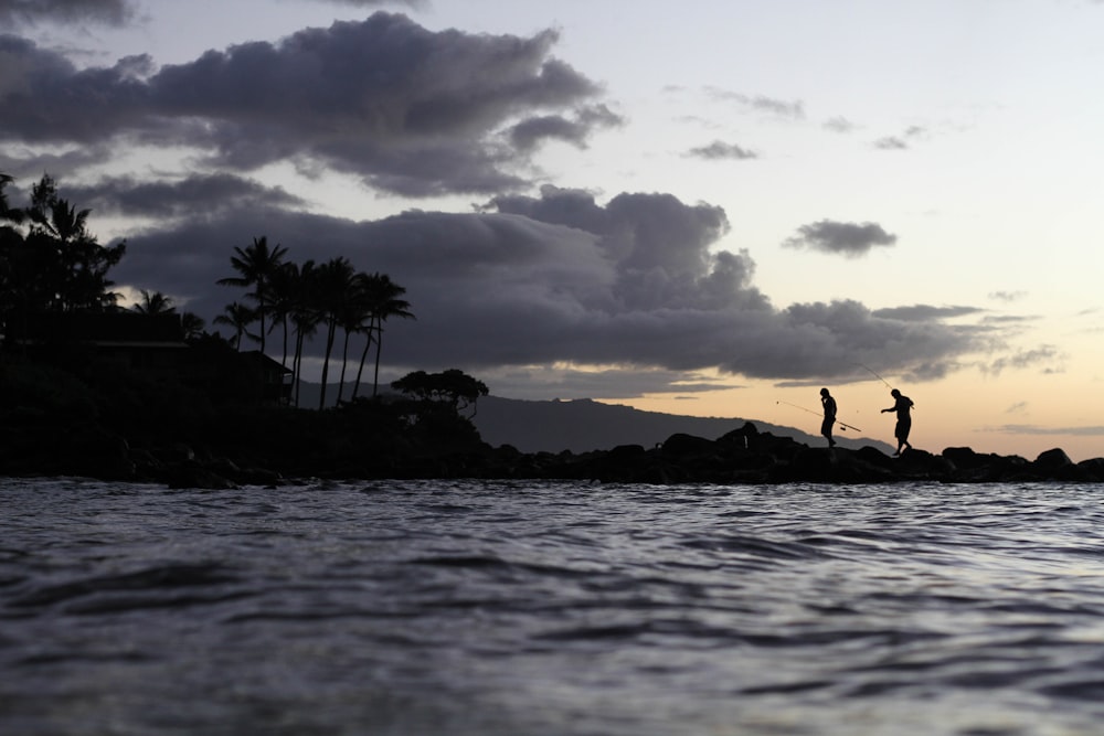 Les gens dans l’océan à Hawaii.
