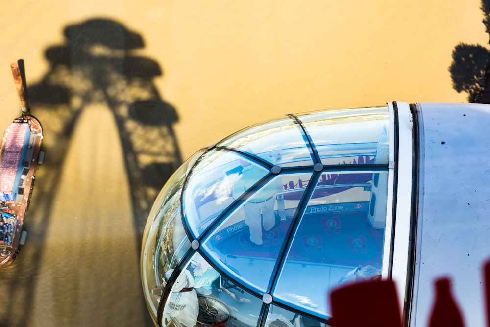 Calèche du London Eye au-dessus de la rivière pendant la journée