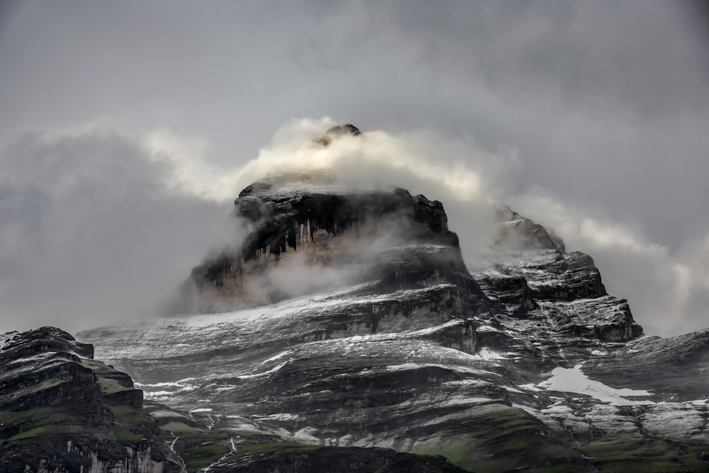 昼間の灰色と黒の険しい山と雲のローアングル写真