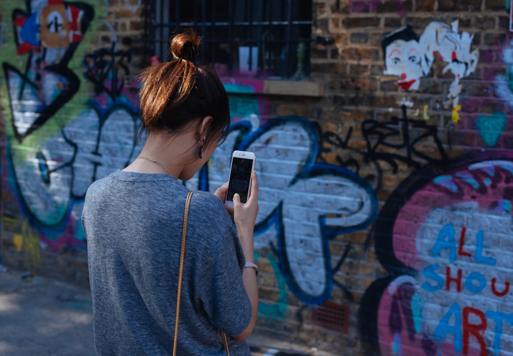 Frau schaut auf Smartphone