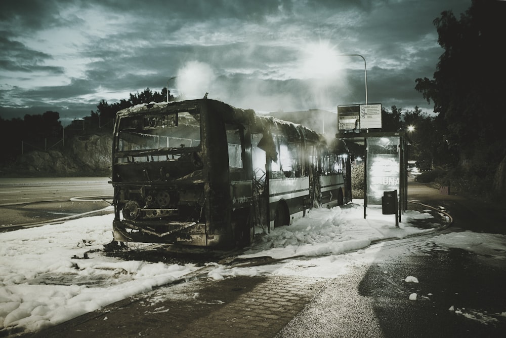 Bus noir près des arbres pendant la journée