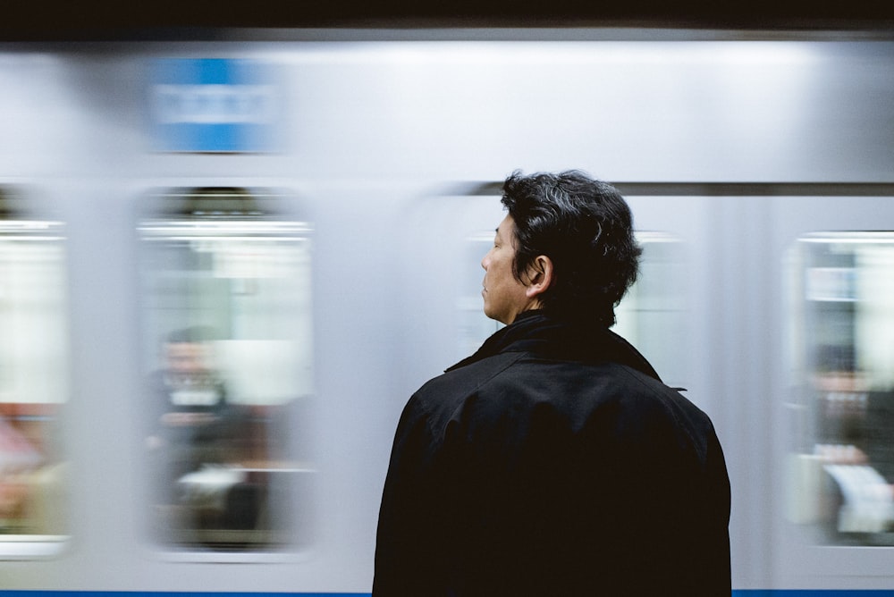 기차 앞에 서 있는 남자의 클로즈업 사진