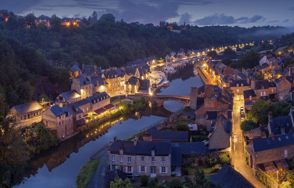 Photographie aérienne de bâtiments en béton éclairés la nuit