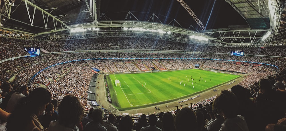 Zuschauer schauen sich ein Fußballspiel im Stadion an