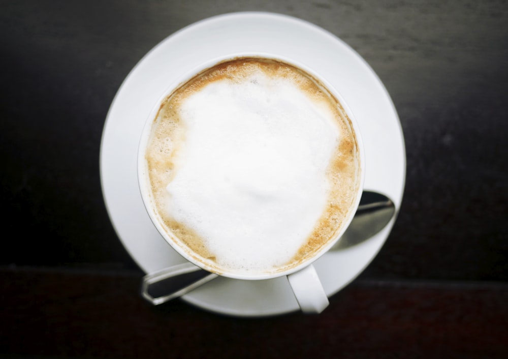xícara de cerâmica branca com café