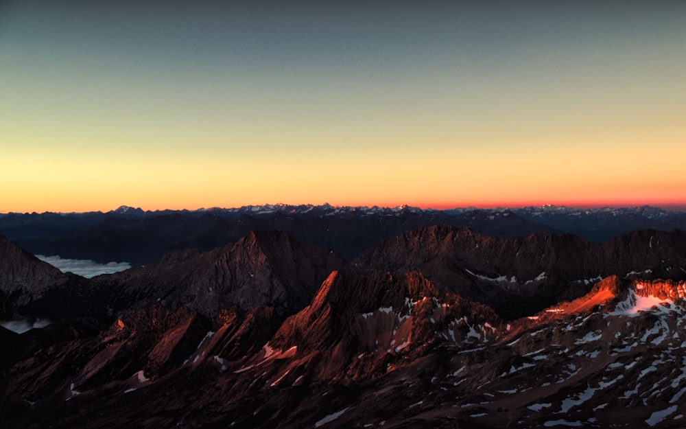 Montanha rochosa marrom durante o pôr do sol