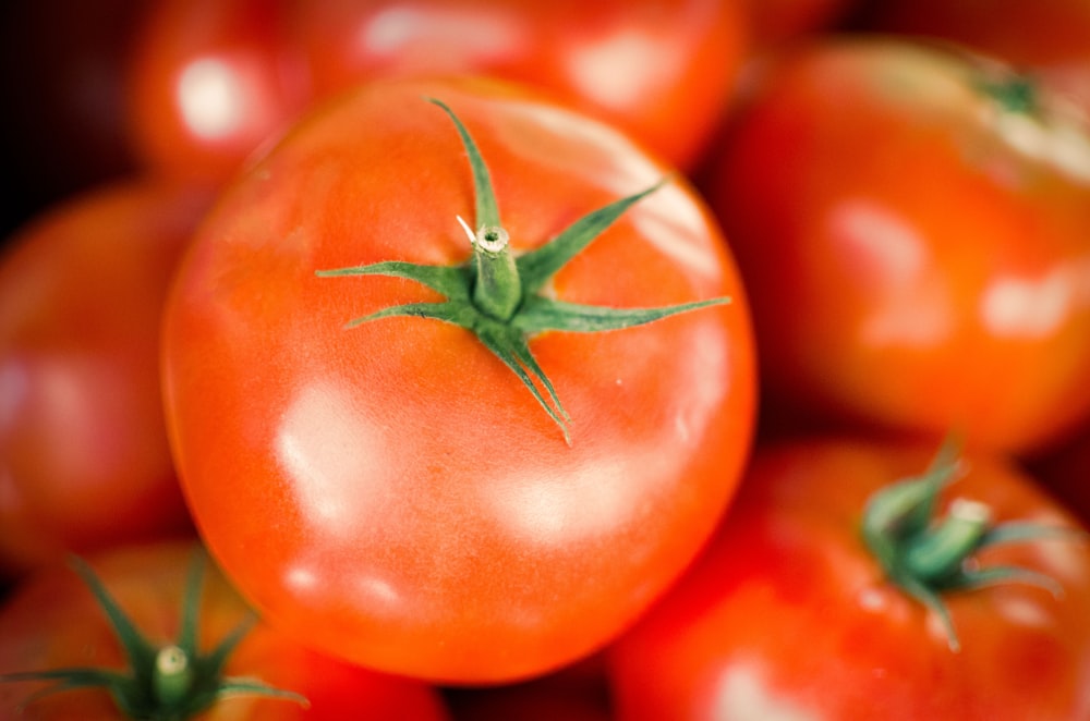 Nahaufnahme einer orangefarbenen Tomate