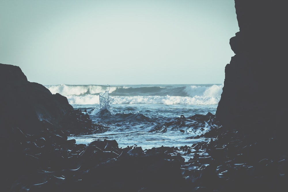 Fotografía de paisaje de la orilla del mar y la cueva