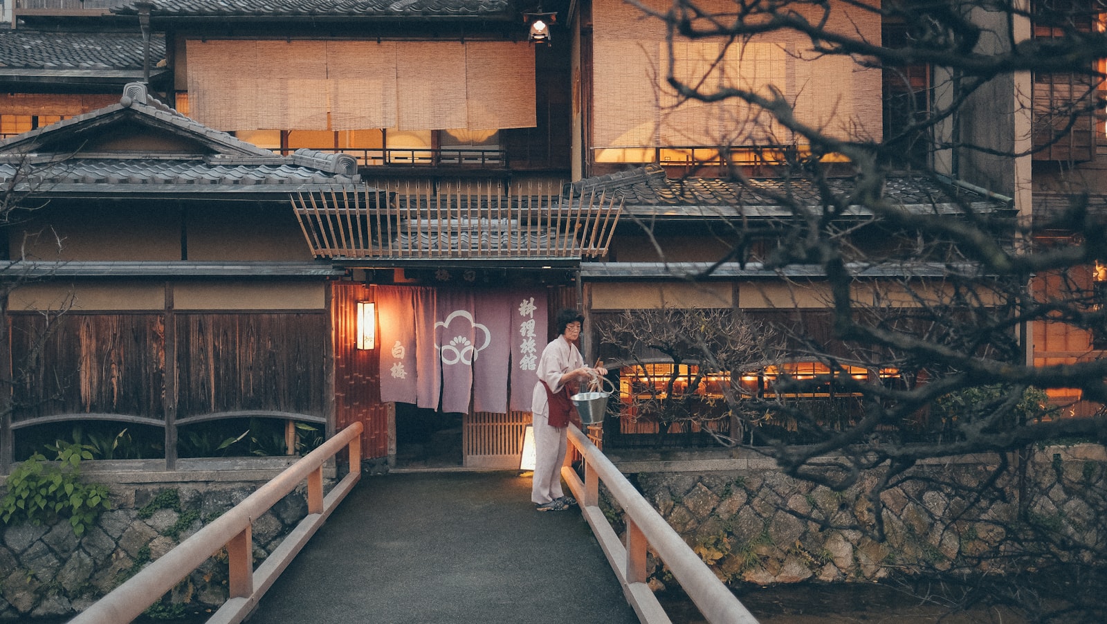 Fujifilm X-E2 + Fujifilm XF 16mm F1.4 R WR sample photo. Woman wearing white top photography