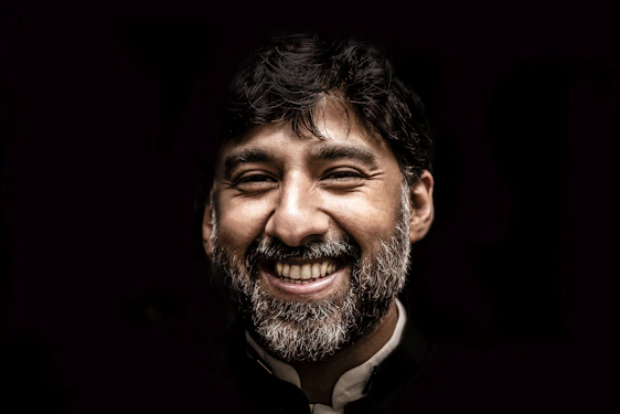 A circular profile picture of Richard Jiménez, smiling confidently against a dark blue gradient background.