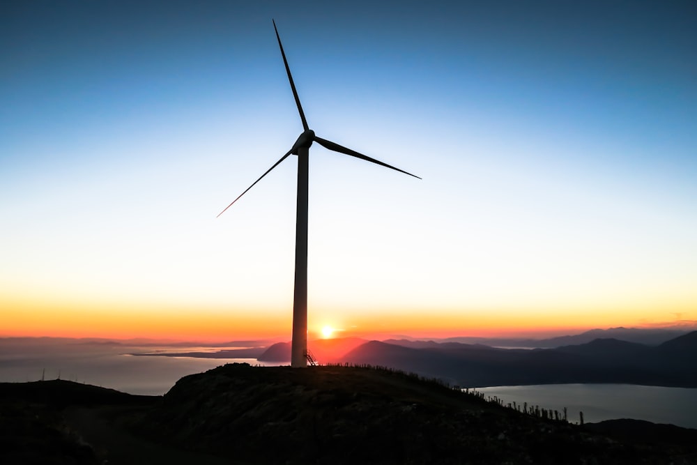 Silueta de molino de viento durante la hora dorada