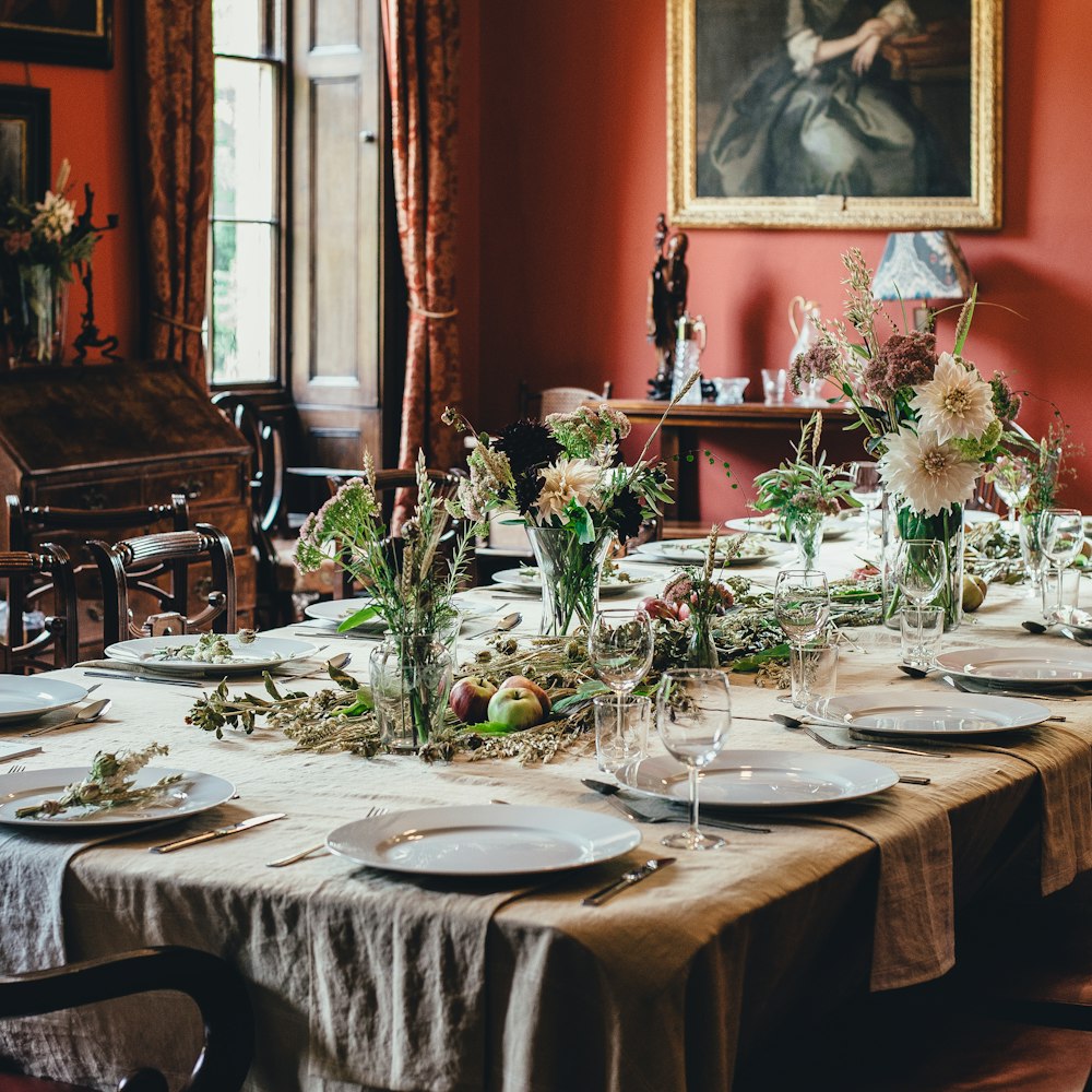 louça na mesa de jantar perto da mesa de console de madeira marrom