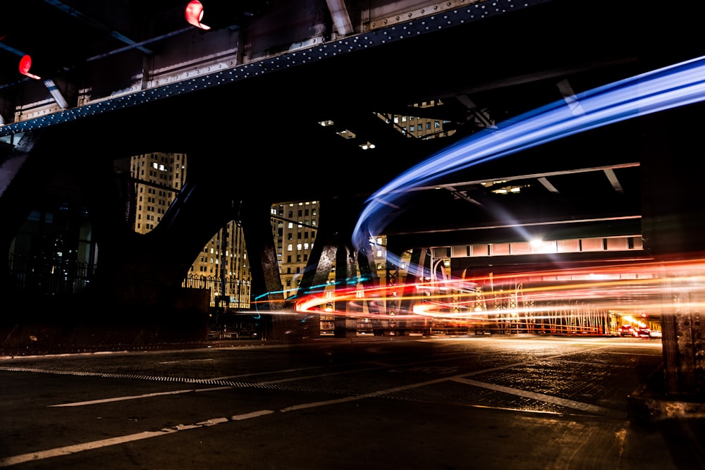 Edificio de hormigón negro y gris en la fotografía nocturna de timelapse