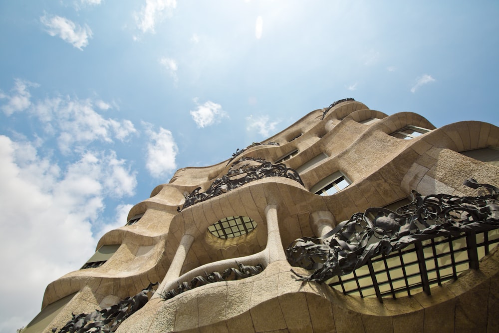 Photographie de vue de l’œil de vers de la structure en béton brun