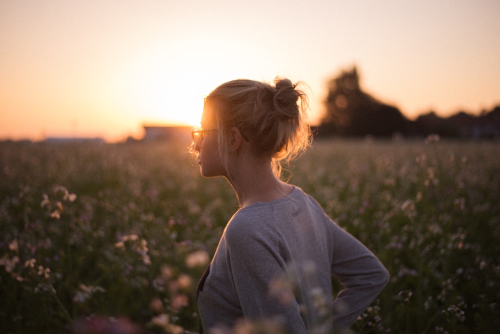 shallow focus photography of woman looking sideways outdoor