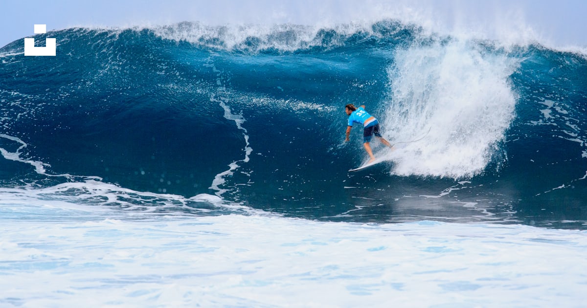 Surfer surfing on tidal wave photo – Free Surfing Image on Unsplash