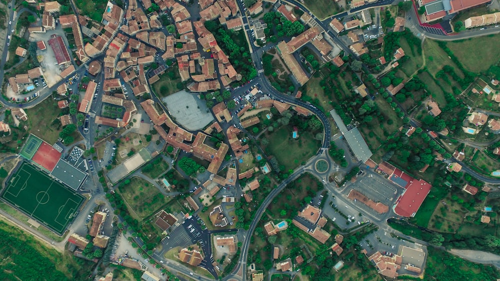 fotografia aerea della città con le case