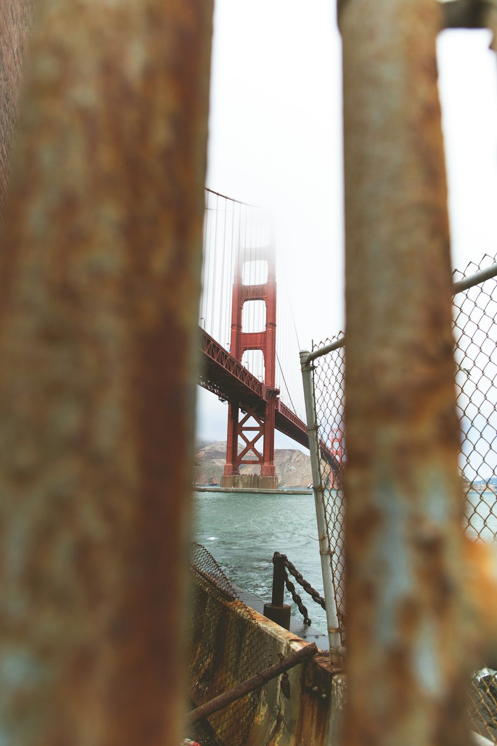 日中の曇り空の下、サンフランシスコのゴールデンゲートブリッジ