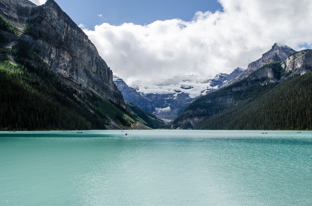 specchio d'acqua circondato da montagne