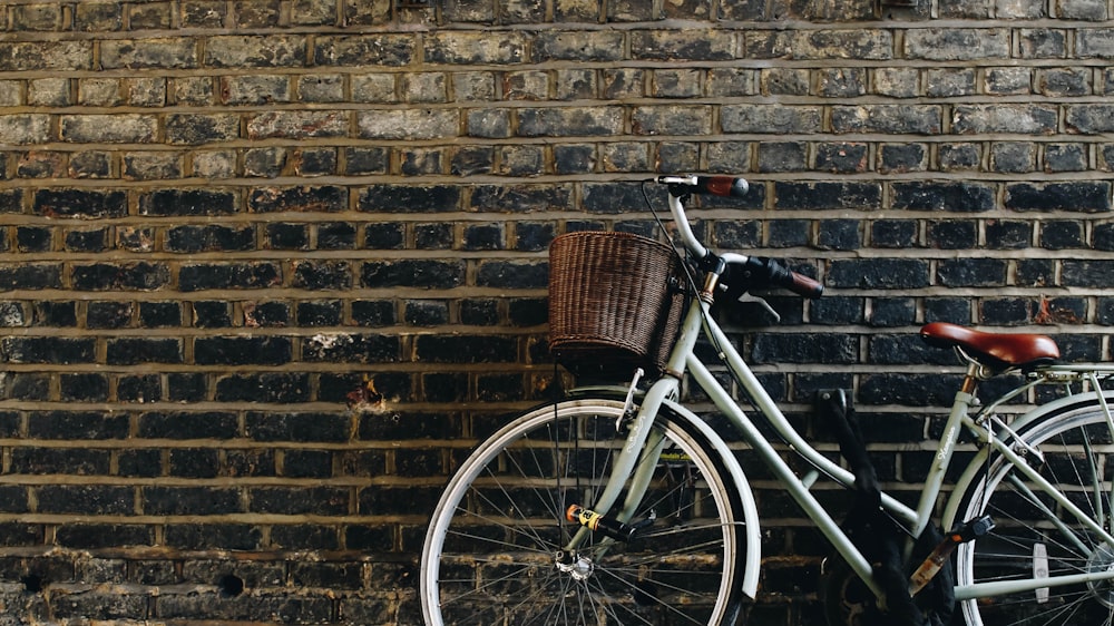 bicicleta de paso apoyada en la pared