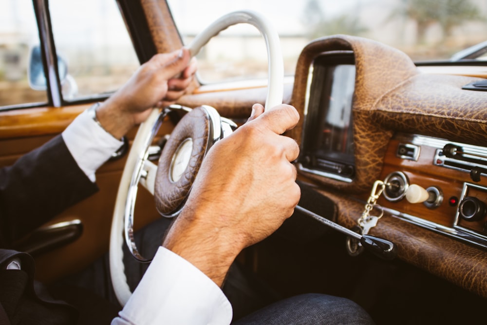 personne tenant le volant d’un véhicule