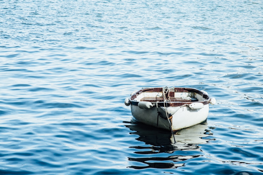 weißes Holzboot auf Gewässer